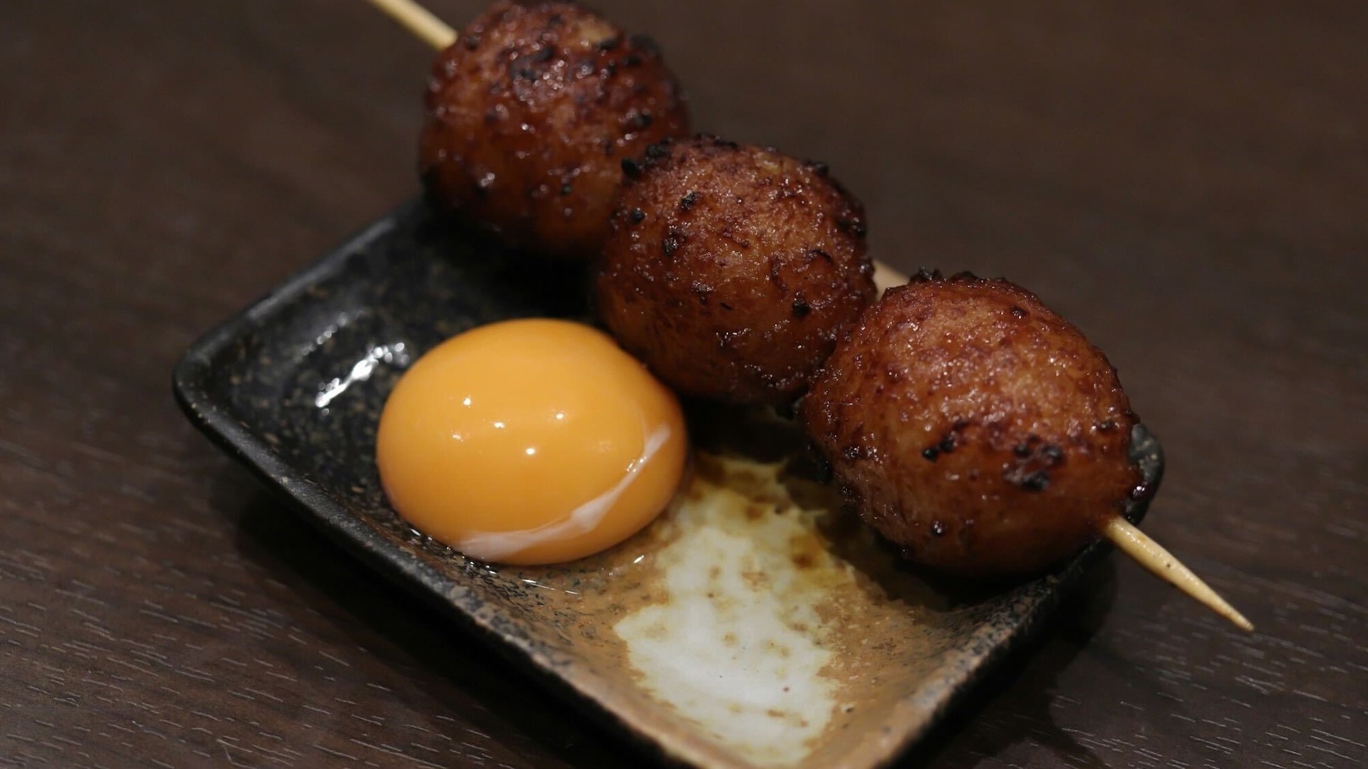 東京都・日本橋で厳選素材と希少部位の串焼きを｜日本橋とり慶